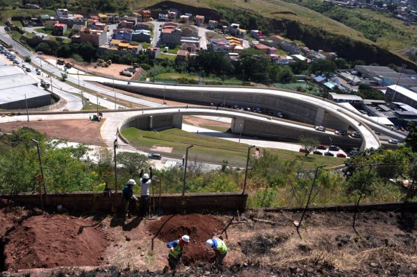 Inauguran puente a desnivel en Tegucigalpa