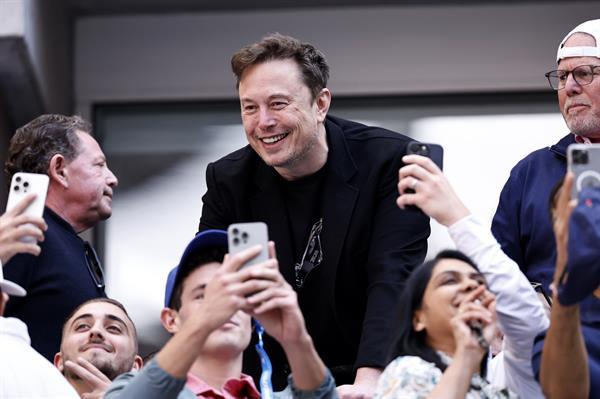 Durante el evento, Tesla también mostró el prototipo de Optimus, el robot que Musk asegura que estará a la venta a corto plazo con un precio de entre 20.000 y 30.000 dólares por unidad.