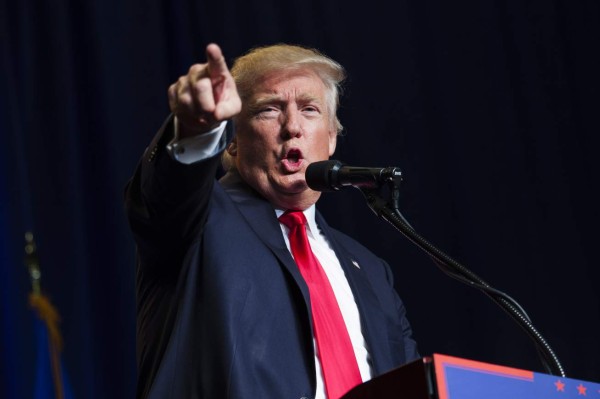 Trump busca la paz con los líderes de su partido, tras una semana polémica