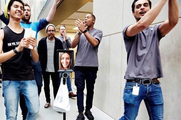 Robot hace fila para obtener un iPhone