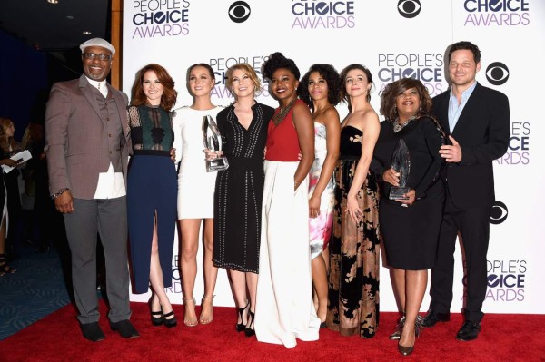 LOS ANGELES, CA - JANUARY 06: (L-R) Actors James Pickens, Jr., Sarah Drew, Camilla Luddington, Ellen Pompeo, Jerrika Hinton, Kelly McCreary, Caterina Scorsone, Chandra Wilson and Justin Chambers, winners of Favorite Network TV Drama for 'Grey's Anatomy', pose in the press room during the People's Choice Awards 2016 at Microsoft Theater on January 6, 2016 in Los Angeles, California. Jason Merritt/Getty Images/AFP== FOR NEWSPAPERS, INTERNET, TELCOS & TELEVISION USE ONLY ==