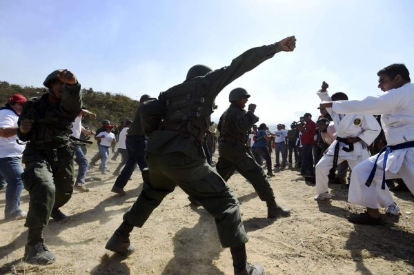 Ministro venezolano dice 30,000 milicianos se alistaron para defender al país