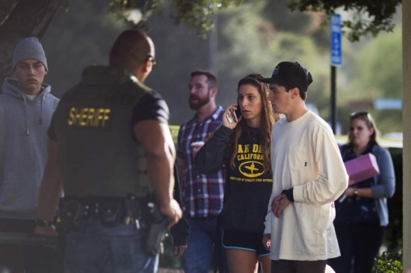 Doce muertos y veinticinco heridos deja tiroteo en un bar de California