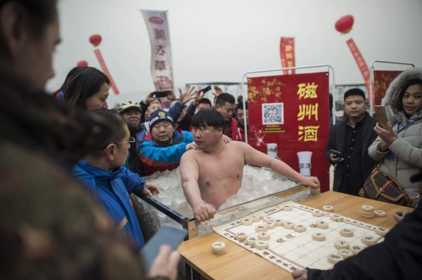 Un chino aguanta más de una hora desnudo en el hielo sin perder la sonrisa
