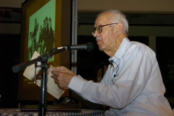 El poeta Óscar Acosta en un evento en el Museo de Antropología e Historia.