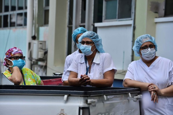 Nurses join doctors of the School Hospital in a protest against their working conditions and demand personal protective equipment to prevent being infected by the novel coronavirus COVID-19, in Tegucigalpa on April 13, 2020. - The novel coronavirus is 10 times more deadly than swine flu, which caused a global pandemic in 2009, the World Health Organization said Monday, stressing a vaccine would be necessary to fully halt transmission. (Photo by Orlando SIERRA / AFP)