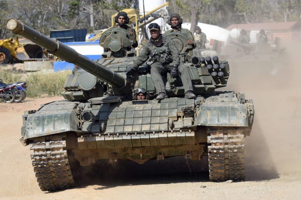 Ministro venezolano dice 30,000 milicianos se alistaron para defender al país