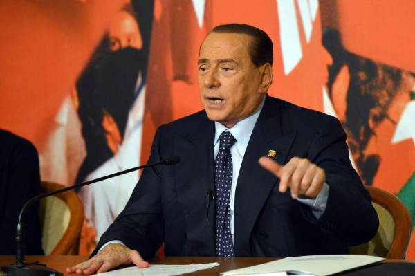 Berlusconi de nuevo en el ojo del huracán por sus salidas inoportunas