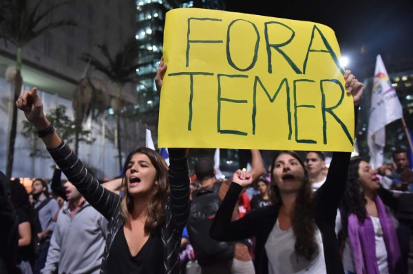 People protest against Brazilian acting president Michel Temer in Sao Paulo, Brazil on May 17, 2016. Street protests and controversy over the absence of female ministers clouded Brazilian acting President Michel Temer's political honeymoon Monday as he began his first full week in power. / AFP PHOTO / NELSON ALMEIDA
