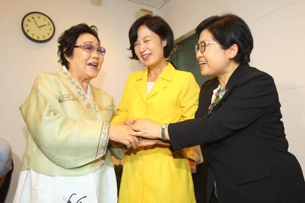 KBS01 SEÚL (COREA DEL SUR), 10/07/2017.- La ministra surcoreana de Igualdad, Chung Hyun-back (d), la líder del partido Democrático, Choo Mi-ae (c), y la esclava sexual durante la II Guerra Mundial, Lee Yong-soo (i), hablan durante una exposición sobre esclavas sexuales en el Museo Nacional de Historia Contemporánea en Seúl, Corea del Sur, hoy, 10 de julio de 2017. Unas 200.000 mujeres asiáticas, en su mayoría coreanas, conocidas también como 'mujeres de consuelo', se vieron forzadas a servir como esclavas sexuales para el ejército japonés durante la II Guerra Mundial. EFE/Yonhap PROHIBIDO SU USO EN COREA DEL SUR