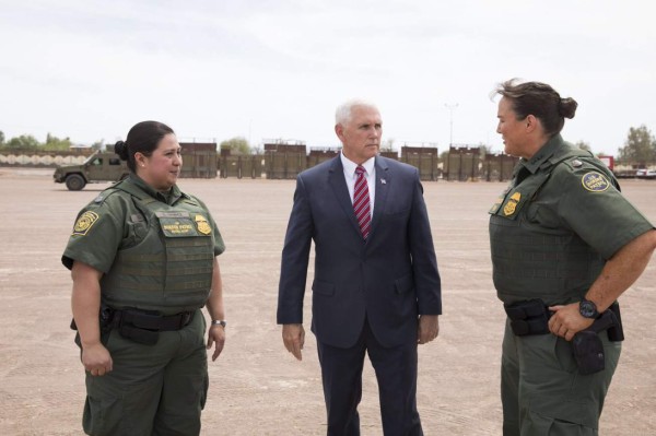 Caravana migratoria es resultado de leyes 'débiles', dice Mike Pence