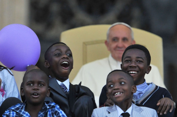 El niño colombiano que le 'robo' la silla al papa Francisco durante misa