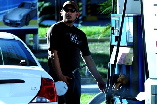 Los consumidores se preguntan por qué las rebajas al combustible no se reflejan en los precios.
