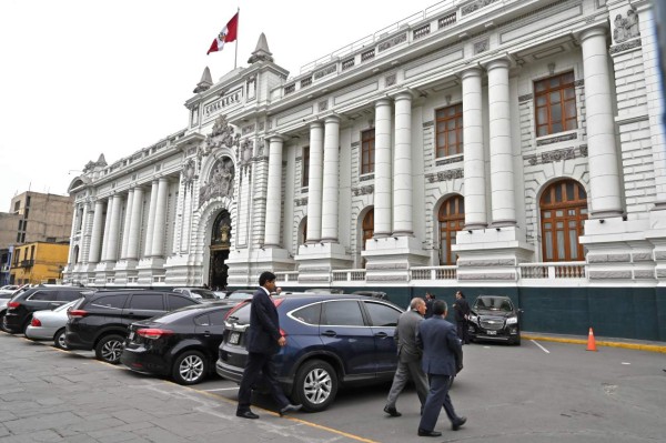 Presidente Vizcarra amenaza disolver Congreso peruano