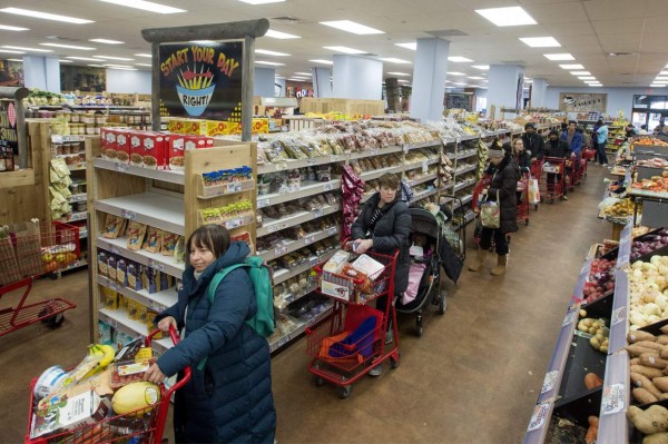 JL04 WASHINGTON (ESTADOS UNIDOS), 21/01/2016.- Varias personas hacen acopio de alimentos en un supermercado de Washington, Estados Unidos hoy 21 de enero de 2016. La ciudad de Washington y su área metropolitana se recuperan hoy de una nevada caída a última hora del miércoles y que sorprendió a muchos, en la víspera de otra tormenta de nieve que puede ser histórica y superar el récord establecido en 1922. EFE/Michael Reynolds