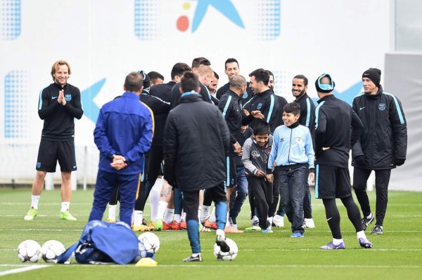 Tres niños se cuelan en el entrenamiento del Barcelona