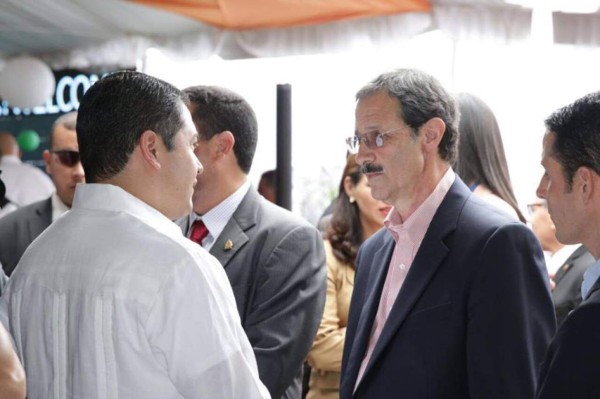 Antorchas y políticos en celebración del 4 de julio