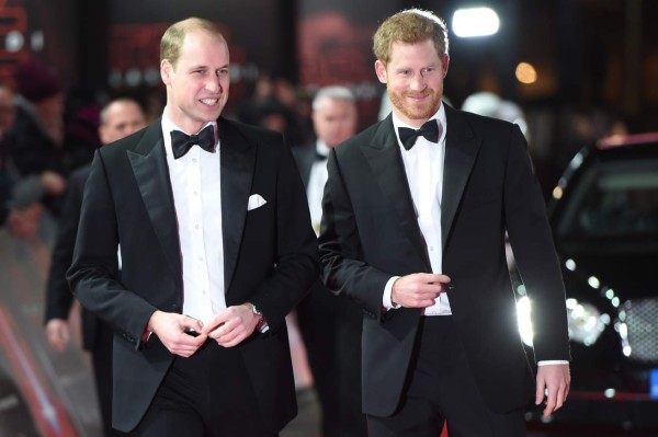 Príncipes William y Harry asisten al estreno de 'Star Wars' en Londres