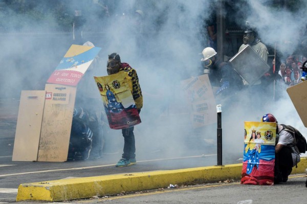 Video: Manifestante es arrastrado por militar en las calles de Venezuela