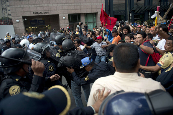 Maestros mantienen protestas contra ley