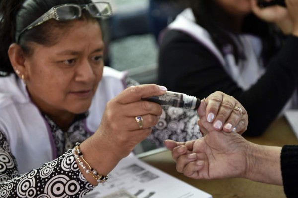 Jornada electoral con algunos tropiezos celebran mexicanos
