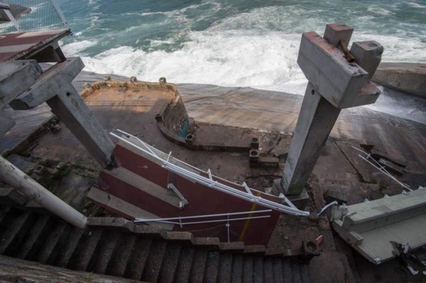 Mar destruye un puente en Río de Janeiro