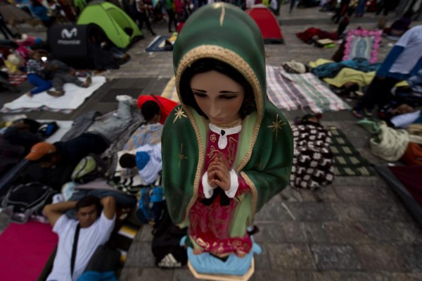 Mexicanos le rinden tributo a la virgen de Guadalupe