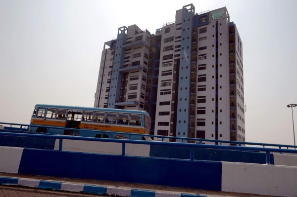 Habitantes de Calcuta pintan sus casas de azul y blanco