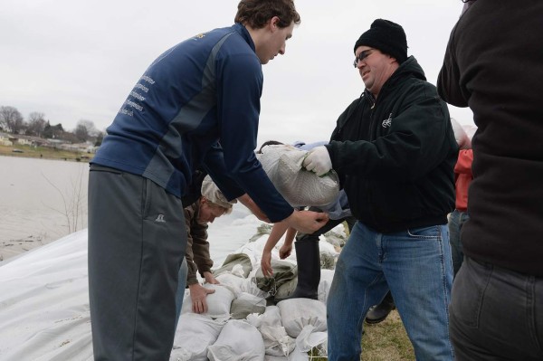 Lucha frenéticamente contra inundaciones en Estados Unidos