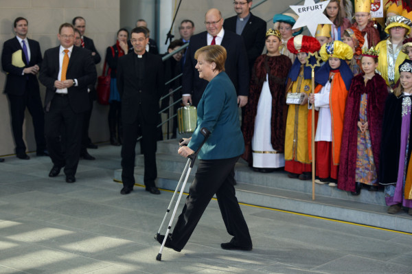 Angela Merkel aparece con muletas en acto