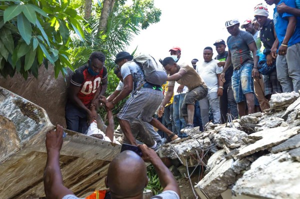 Haití busca sobrevivivientes del sismo que dejo 304 muertos  
