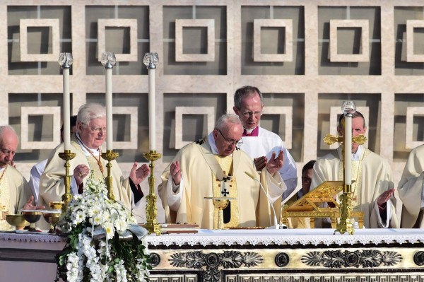 This handout photograph taken and released on April 28, 2021 by the Vatican Media shows Pope Francis, praying during a live streamed weekly private audience in the library of the apostolic palace, in The Vatican. (Photo by HANDOUT / VATICAN MEDIA / AFP) / RESTRICTED TO EDITORIAL USE - MANDATORY CREDIT 'AFP PHOTO / VATICAN MEDIA' - NO MARKETING - NO ADVERTISING CAMPAIGNS - DISTRIBUTED AS A SERVICE TO CLIENTS