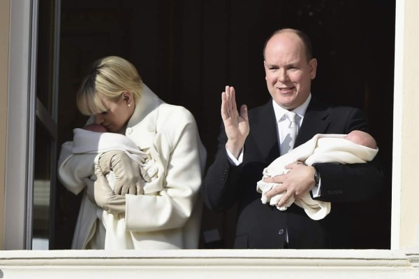 Mónaco presenta a sus príncipes mellizos