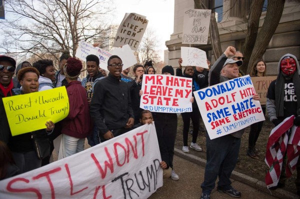 Protestas anti-Trump dejan cinco detenidos y dos heridos
