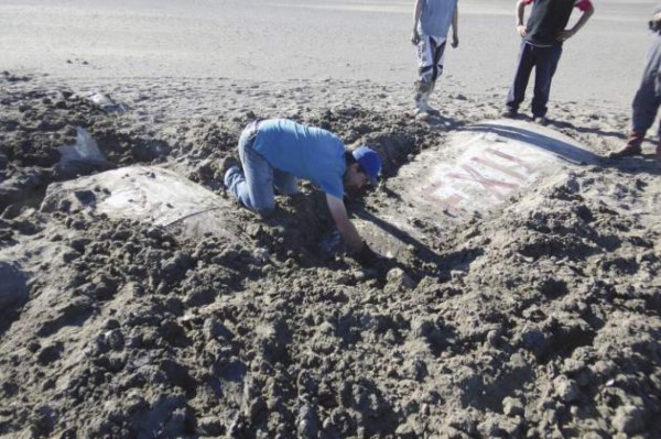 Hallan un avión perdido en 1964 tras secarse un lago en Argentina