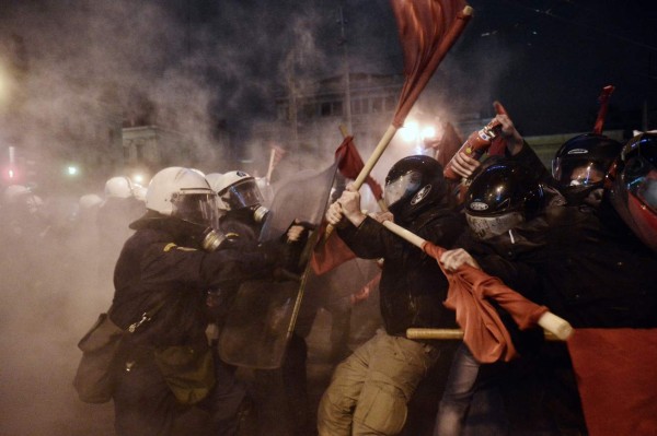 Protesters clash with Greek riot police during a protest against the visit of the US president in Athens on November 15, 2016.US President Barack Obama is in Greece on a two-day official visit. / AFP PHOTO / LOUISA GOULIAMAKI