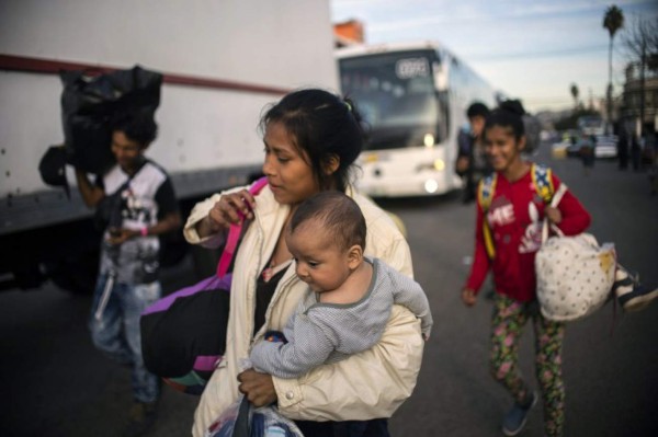 Medio millar de migrantes llegan a repleto albergue en la frontera México-EEUU