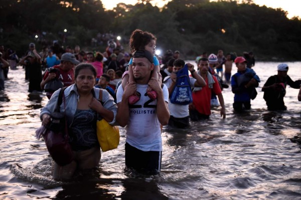 Cientos de migrantes logran ingresar a México tras cruzar el río Suchiate