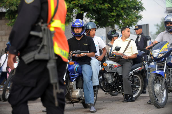 Prohíben que 2 hombres viajen en una sola moto