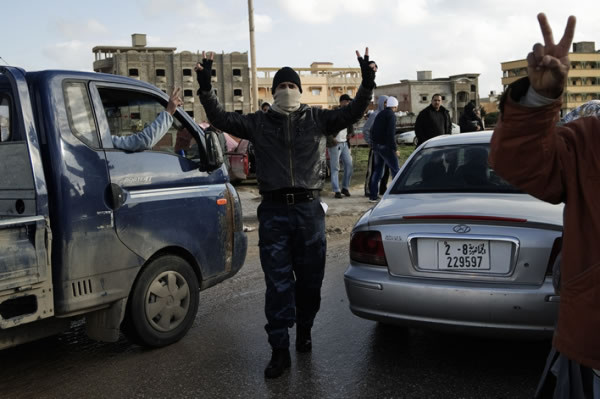 Suiza bloquea cuentas de Gadafi y sus allegados
