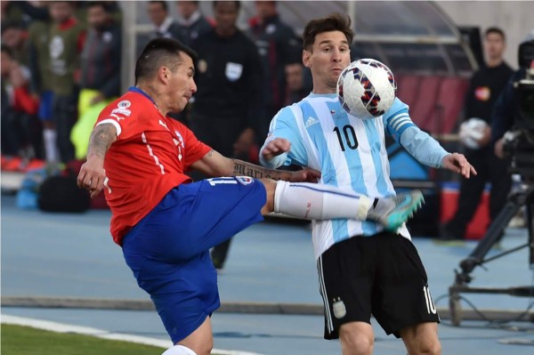 VIDEO: El patadón de Gary Medel a Messi en el estómago