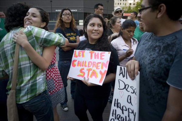 Vigilias de apoyo a inmigrantes pero siguen protestas en Murrieta