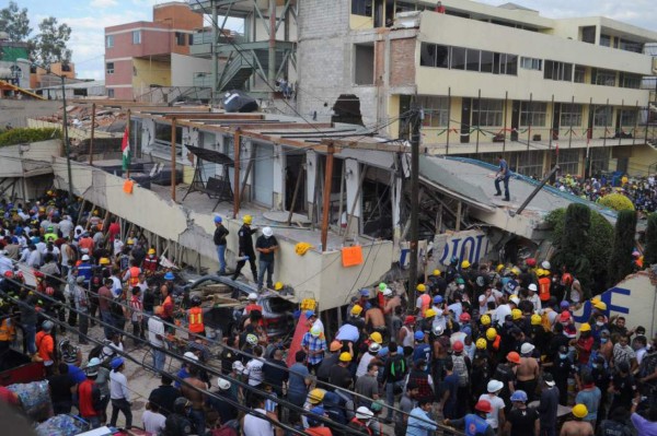 Detienen a dueña de colegio en el que murieron 26 personas por sismo en México
