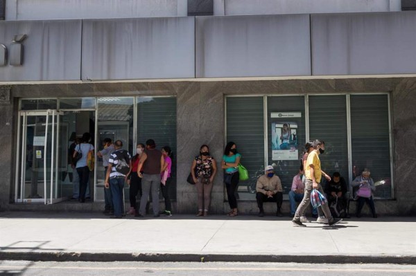 Maduro entrega bono de 4,5 dólares por pandemia a trabajadores