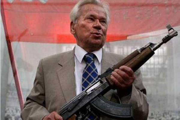 Murió el inventor del fusil AK-47, Mijail Kalashnikov