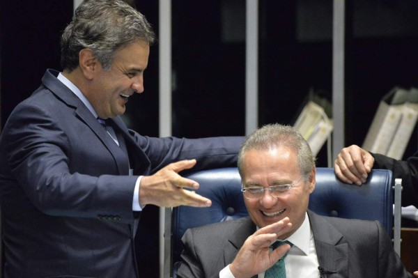 BRA01. BRASILIA (BRASIL), 11/05/2016.- El presidente del Senado, Renan Calheiros (d) y el senador y líder de la oposición, Aecio Neves (i), conversan hoy, miércoles 11 de mayo de 2016, durante una sesión de la institución, en Brasilia (Brasil), donde se definirá si la presidenta Dilma Rousseff será sometida a un juicio político que puede poner fin a su mandato, que como primera consecuencia tendría su separación del poder durante 180 días. EFE/Cadu Gomes