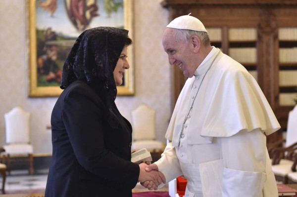 Papa Francisco aboga por refugiados ante ministra de Polonia