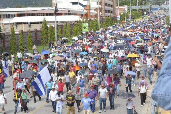 Bloquean vías en el interior y marchan con calma en Tegucigalpa