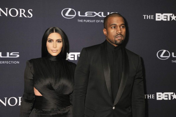 Kim Kardashian cambia a Kanye West por un muñeco  