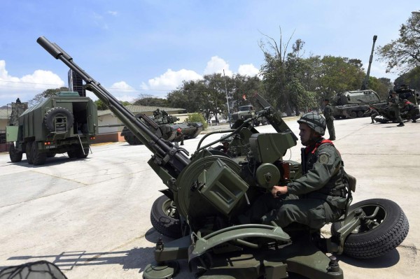 Ministro venezolano dice 30,000 milicianos se alistaron para defender al país